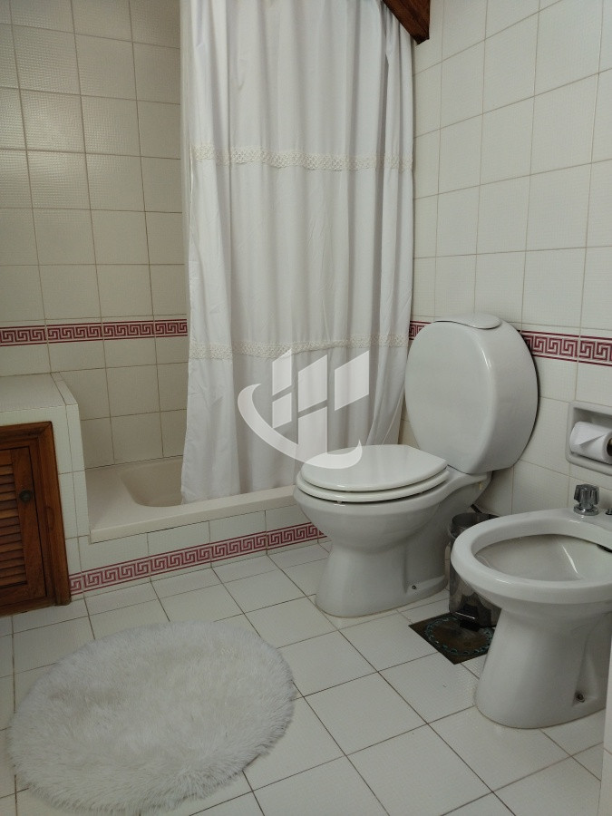 Casa ID.1250 - VENTA DE HERMOSA CASA 5 DORMITORIOS EN SUITE, A METROS DEL MAR.