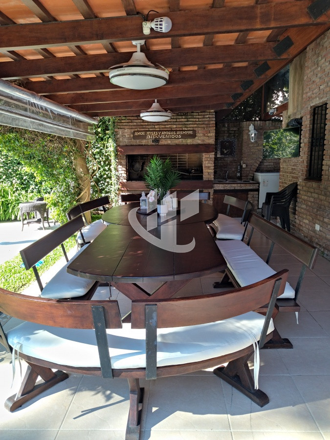 Casa ID.1250 - VENTA DE HERMOSA CASA 5 DORMITORIOS EN SUITE, A METROS DEL MAR.