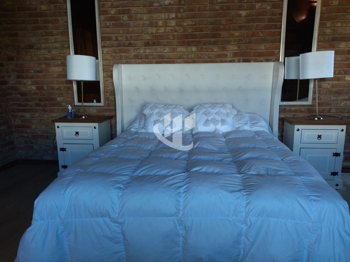 Casa ID.1250 - VENTA DE HERMOSA CASA 5 DORMITORIOS EN SUITE, A METROS DEL MAR.