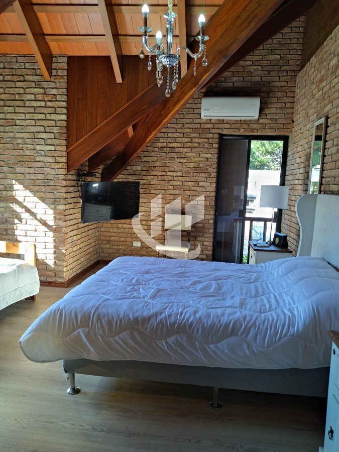 Casa ID.1250 - VENTA DE HERMOSA CASA 5 DORMITORIOS EN SUITE, A METROS DEL MAR.