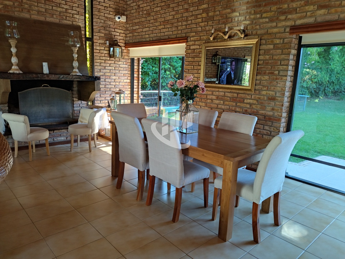 Casa ID.1250 - VENTA DE HERMOSA CASA 5 DORMITORIOS EN SUITE, A METROS DEL MAR.