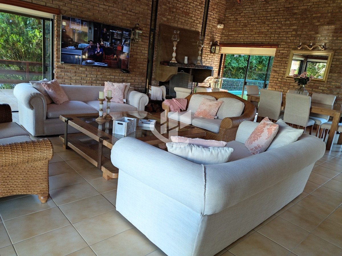 Casa ID.1250 - VENTA DE HERMOSA CASA 5 DORMITORIOS EN SUITE, A METROS DEL MAR.