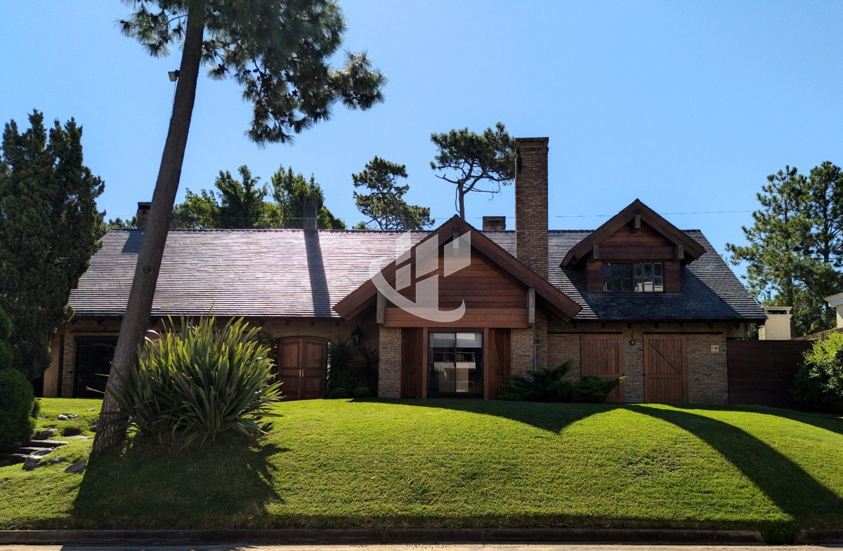 Casa ID.1250 - VENTA DE HERMOSA CASA 5 DORMITORIOS EN SUITE, A METROS DEL MAR.