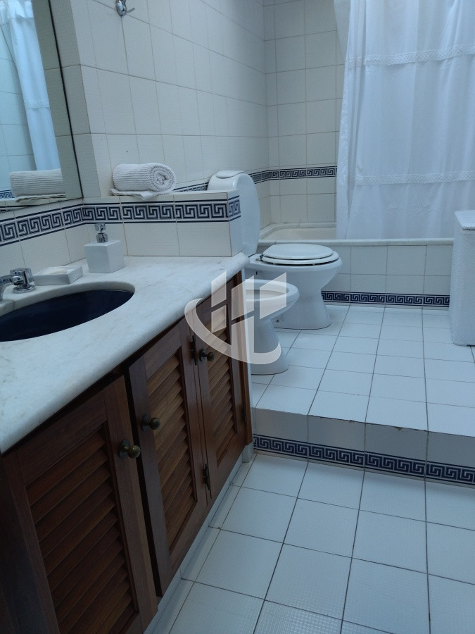 Casa ID.1250 - VENTA DE HERMOSA CASA 5 DORMITORIOS EN SUITE, A METROS DEL MAR.