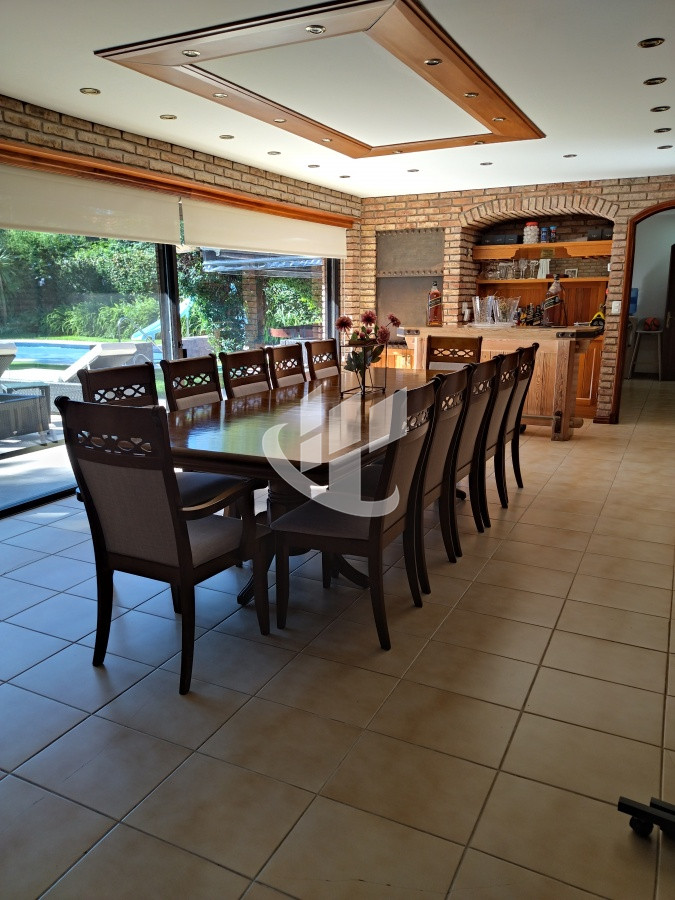 Casa ID.1250 - VENTA DE HERMOSA CASA 5 DORMITORIOS EN SUITE, A METROS DEL MAR.