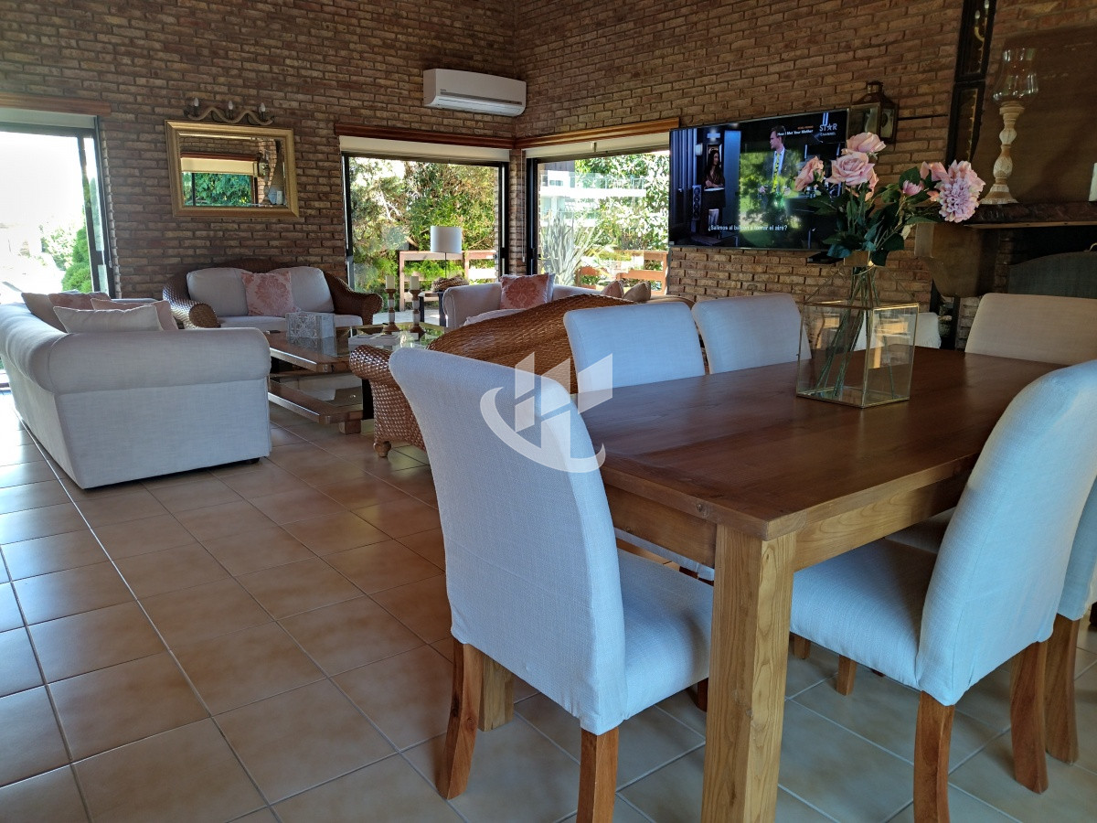 Casa ID.1250 - VENTA DE HERMOSA CASA 5 DORMITORIOS EN SUITE, A METROS DEL MAR.