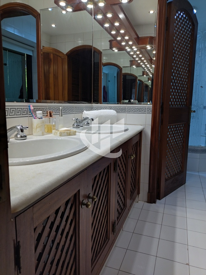 Casa ID.1250 - VENTA DE HERMOSA CASA 5 DORMITORIOS EN SUITE, A METROS DEL MAR.