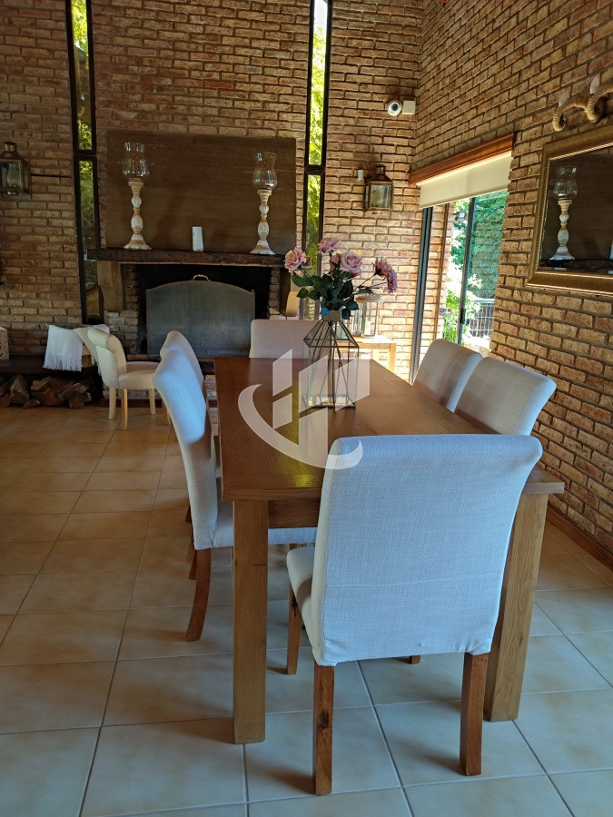 Casa ID.1250 - VENTA DE HERMOSA CASA 5 DORMITORIOS EN SUITE, A METROS DEL MAR.