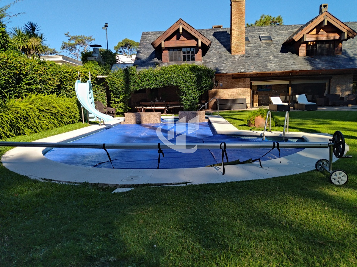 Casa ID.1250 - VENTA DE HERMOSA CASA 5 DORMITORIOS EN SUITE, A METROS DEL MAR.