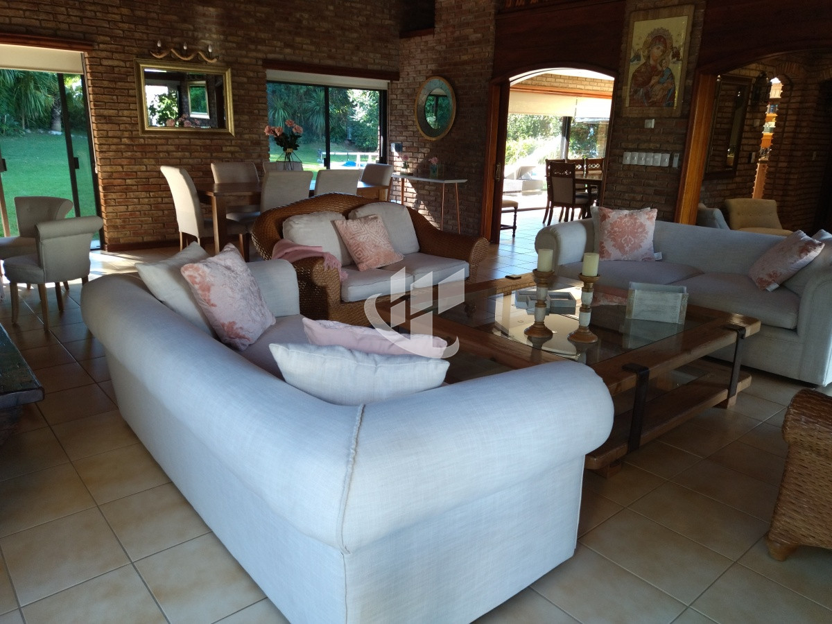 Casa ID.1250 - VENTA DE HERMOSA CASA 5 DORMITORIOS EN SUITE, A METROS DEL MAR.