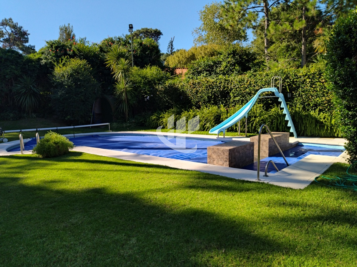 Casa ID.1250 - VENTA DE HERMOSA CASA 5 DORMITORIOS EN SUITE, A METROS DEL MAR.