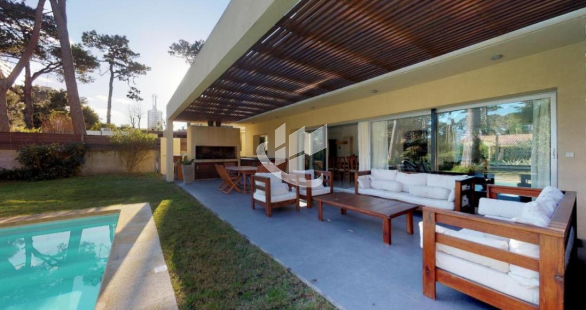 Casa ID.2656 - PUNTA DEL ESTE MANSA CASA DE 3 DORMITORIOS PISCINA CLIMATIZADA