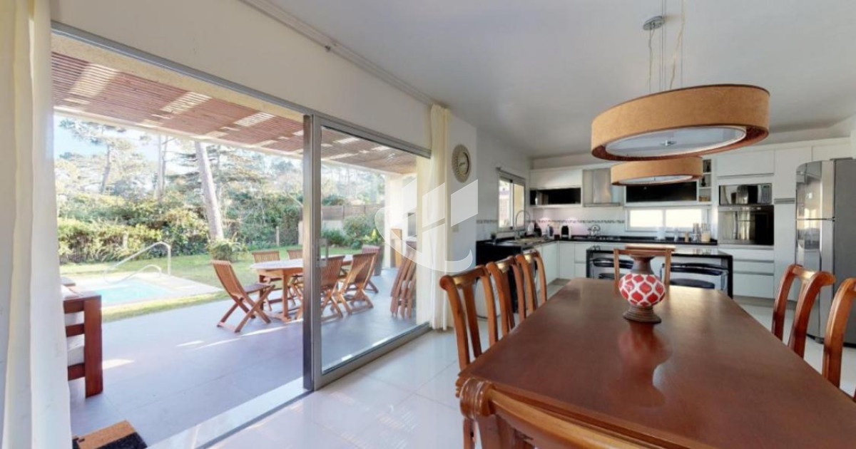 Casa ID.2656 - PUNTA DEL ESTE MANSA CASA DE 3 DORMITORIOS PISCINA CLIMATIZADA
