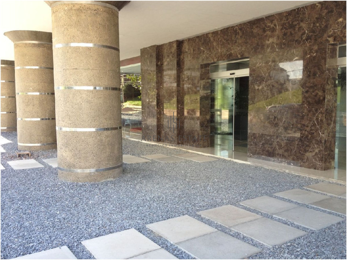 Apartamento ID.2520 - Apartamento de  3 dormitorios en venta en Punta del Este 