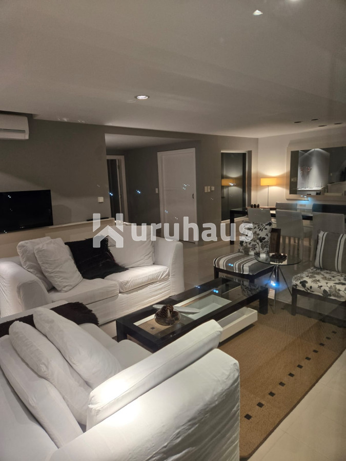 Vende apartamento de 3 dormitorios en Playa Brava, Punta del Este