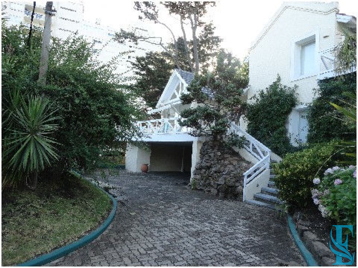 Casa ID.278 - Hermosa Casa en Playa Mansa consulte!!!!