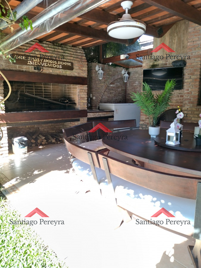 Casa ID.8928 - VENTA DE HERMOSA CASA 5 DORMITORIOS EN SUITE, A METROS DEL MAR.