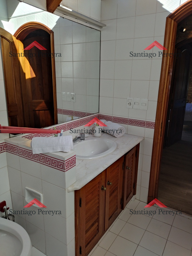 Casa ID.8928 - VENTA DE HERMOSA CASA 5 DORMITORIOS EN SUITE, A METROS DEL MAR.