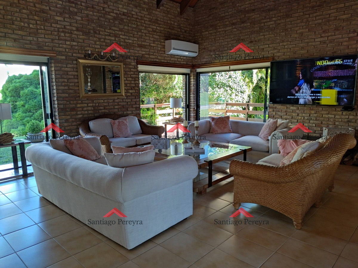 Casa ID.8928 - VENTA DE HERMOSA CASA 5 DORMITORIOS EN SUITE, A METROS DEL MAR.