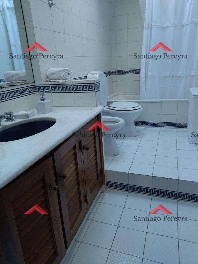 Casa ID.8928 - VENTA DE HERMOSA CASA 5 DORMITORIOS EN SUITE, A METROS DEL MAR.