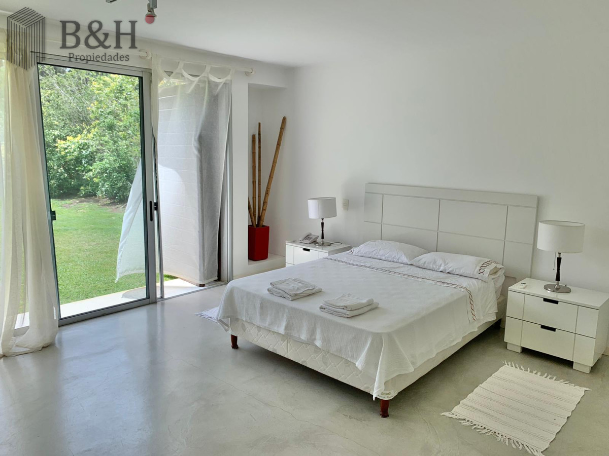 Casa ID.3969 - Hermosa casa en La Barra estilo minimalista, 