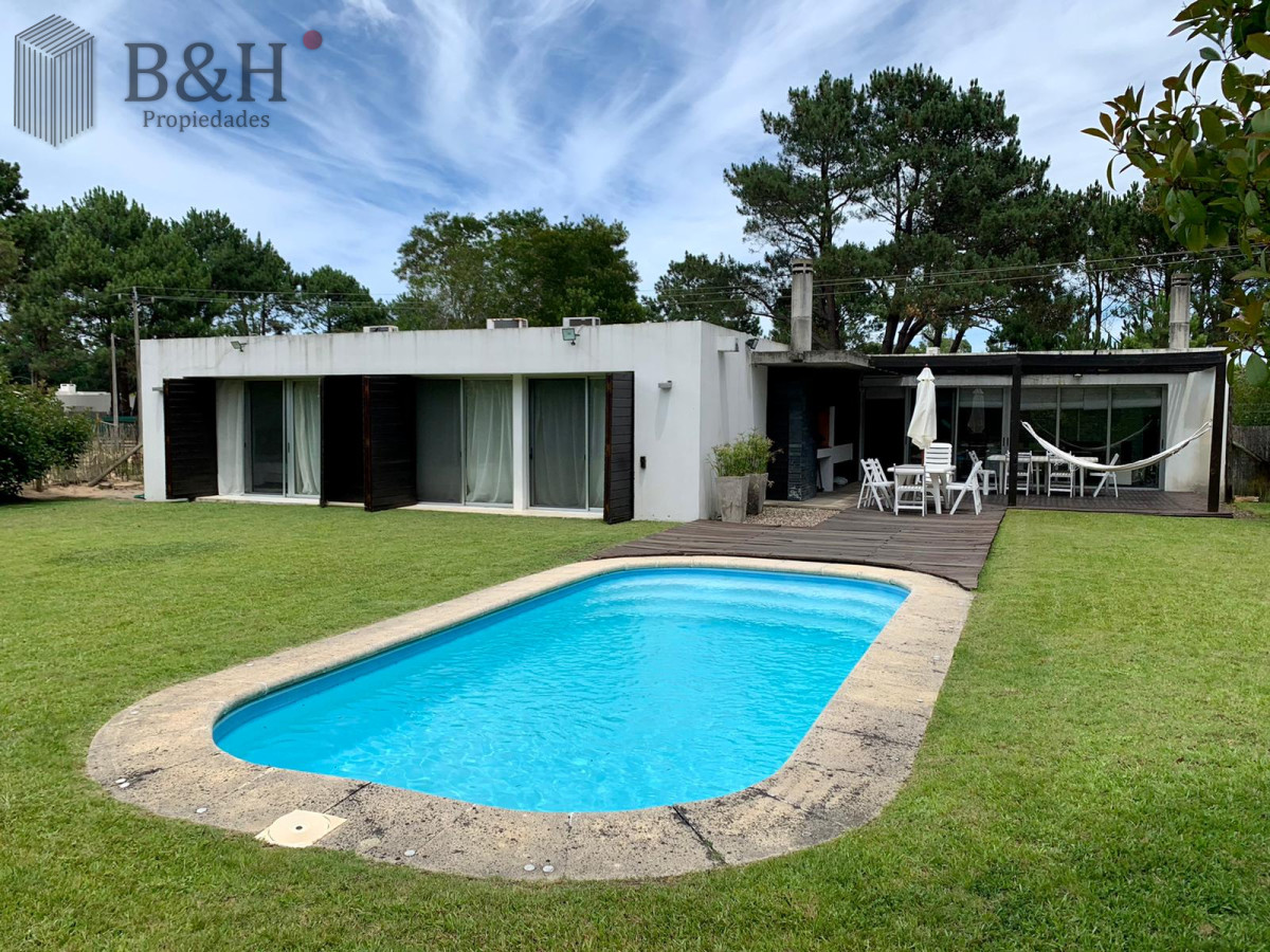 Casa ID.3969 - Hermosa casa en La Barra estilo minimalista, 