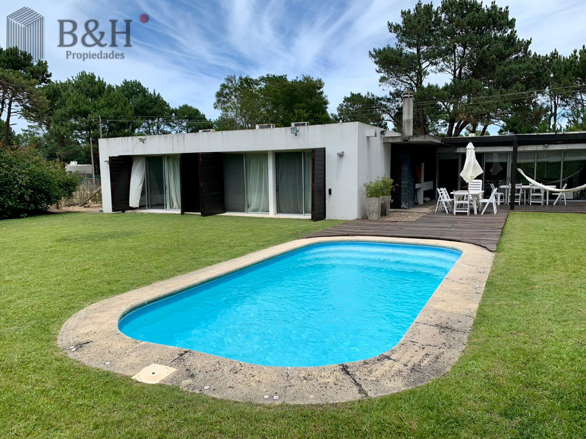 Casa ID.3969 - Hermosa casa en La Barra estilo minimalista, 