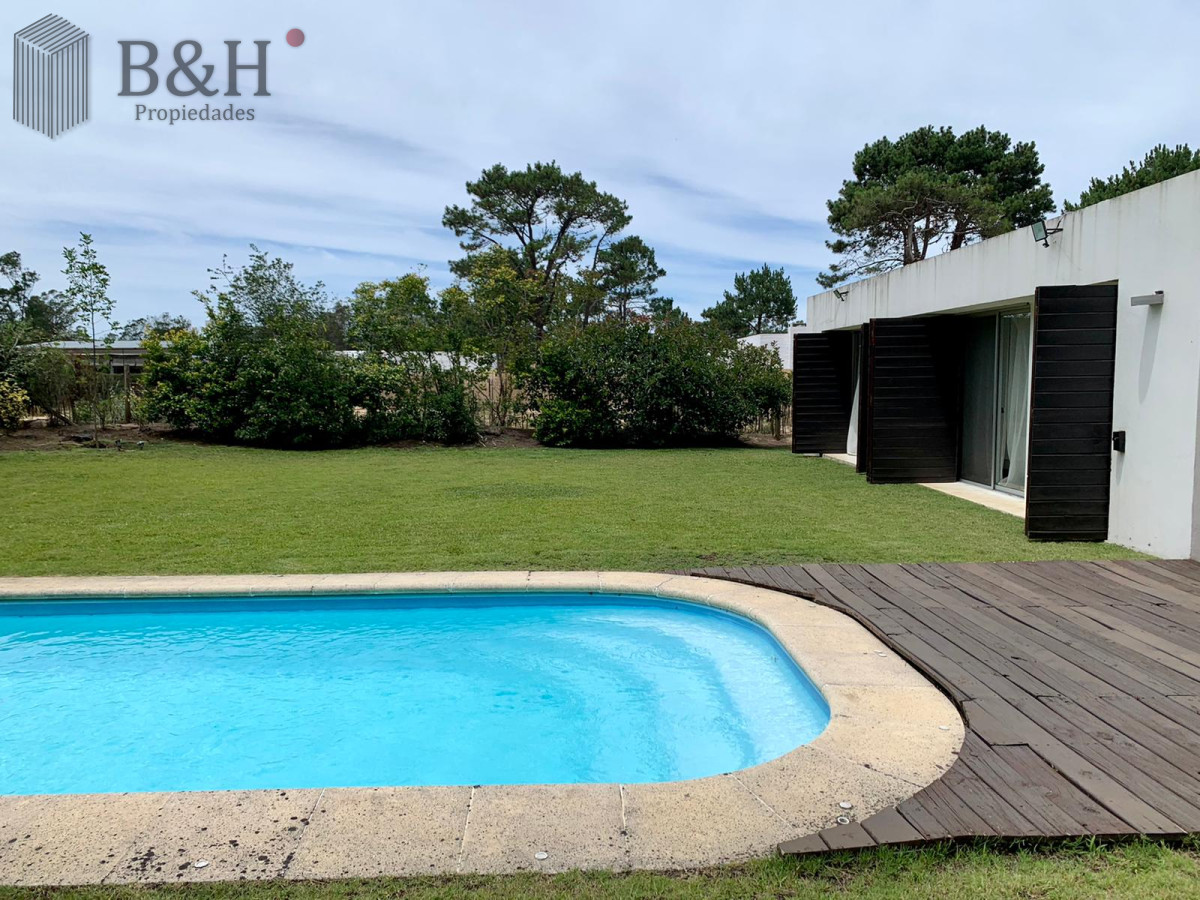 Casa ID.3969 - Hermosa casa en La Barra estilo minimalista, 