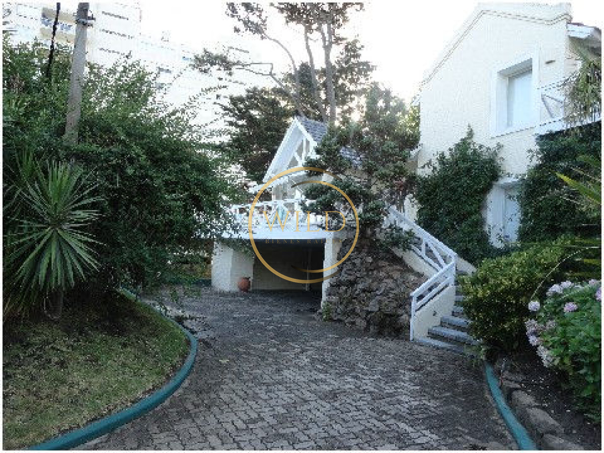 Casa ID.2042 - Hermosa Casa en Playa Mansa consulte!!!!