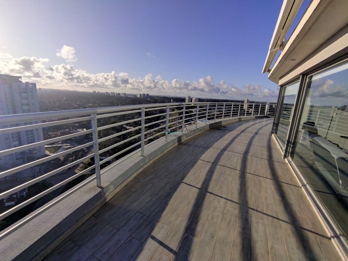 Apartamento ID.202 - VENTA DE HERMOSO PENTHOUSE DE 2 DORMITORIOS CON BAÑOS EN SUITE, HERMOSA VISTA MANSA Y BRAVA..