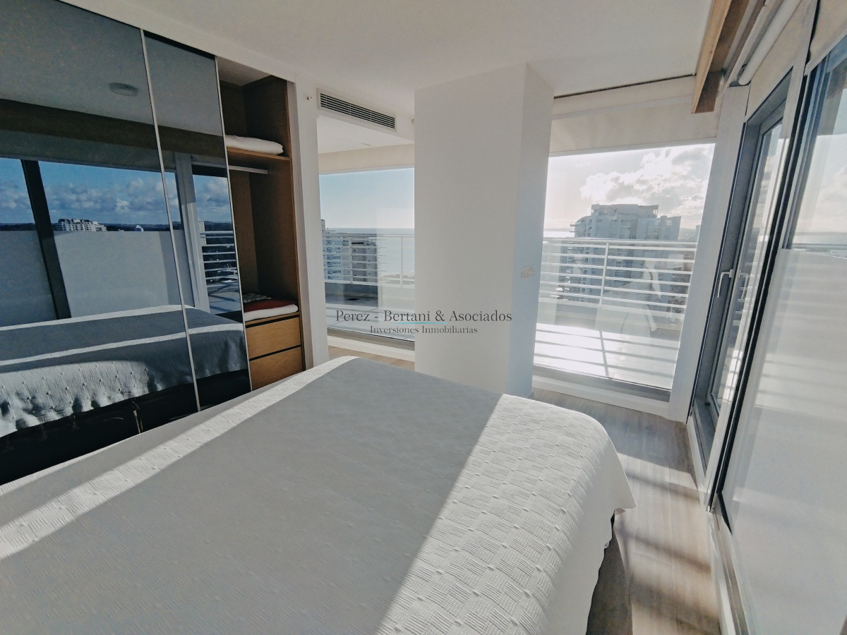 Apartamento ID.202 - VENTA DE HERMOSO PENTHOUSE DE 2 DORMITORIOS CON BAÑOS EN SUITE, HERMOSA VISTA MANSA Y BRAVA..