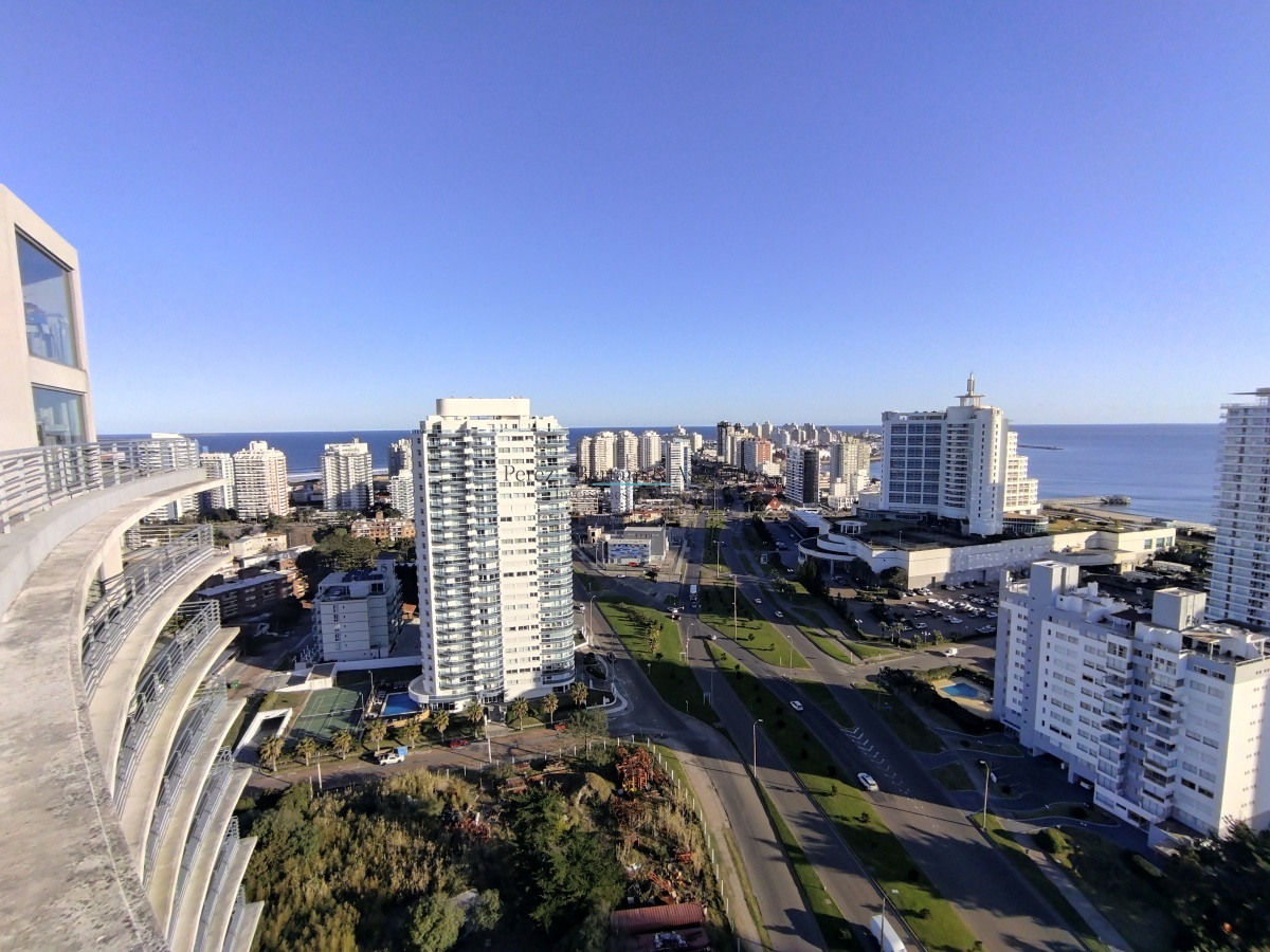 Apartamento ID.202 - VENTA DE HERMOSO PENTHOUSE DE 2 DORMITORIOS CON BAÑOS EN SUITE, HERMOSA VISTA MANSA Y BRAVA..