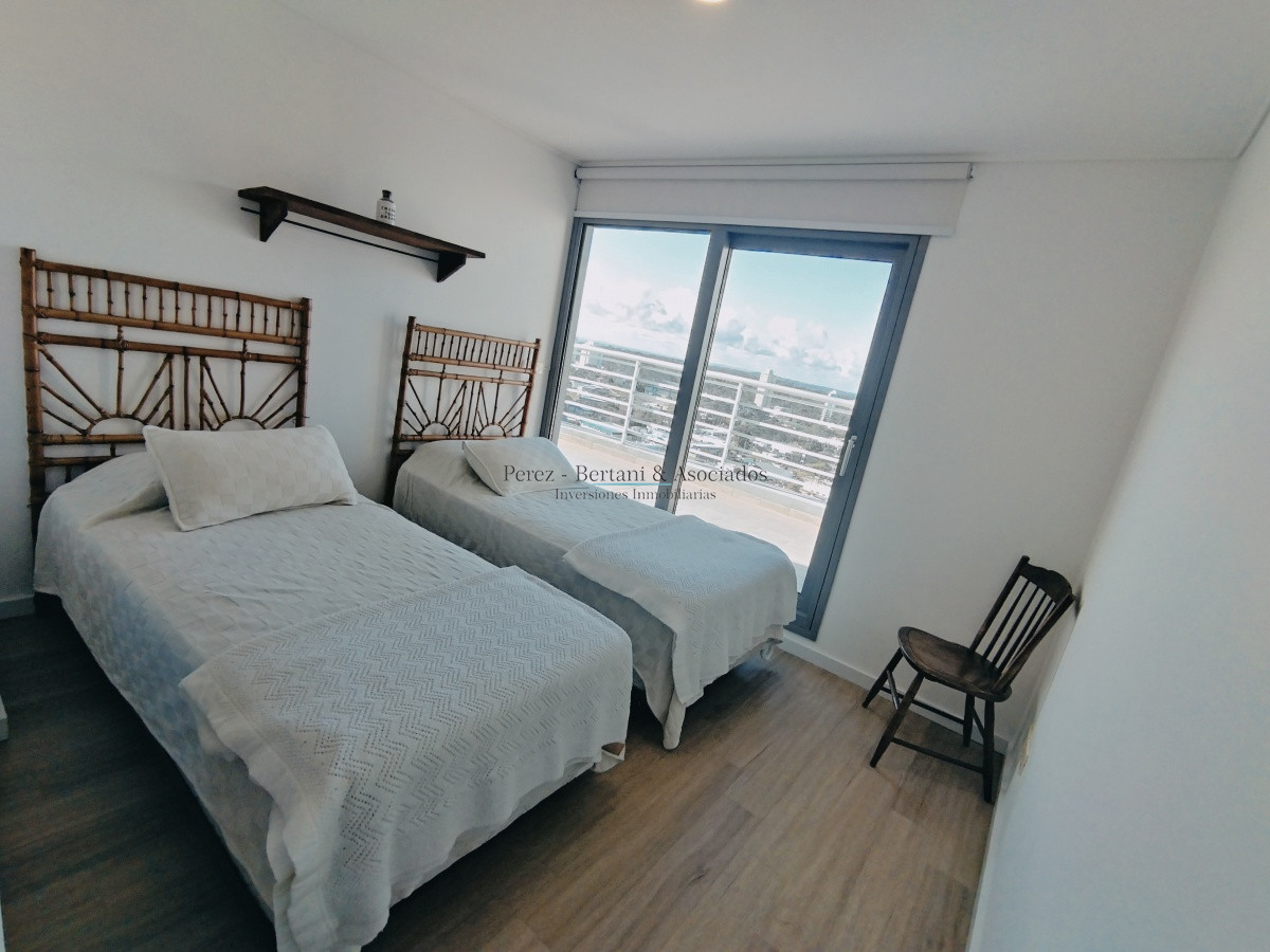 Apartamento ID.202 - VENTA DE HERMOSO PENTHOUSE DE 2 DORMITORIOS CON BAÑOS EN SUITE, HERMOSA VISTA MANSA Y BRAVA..