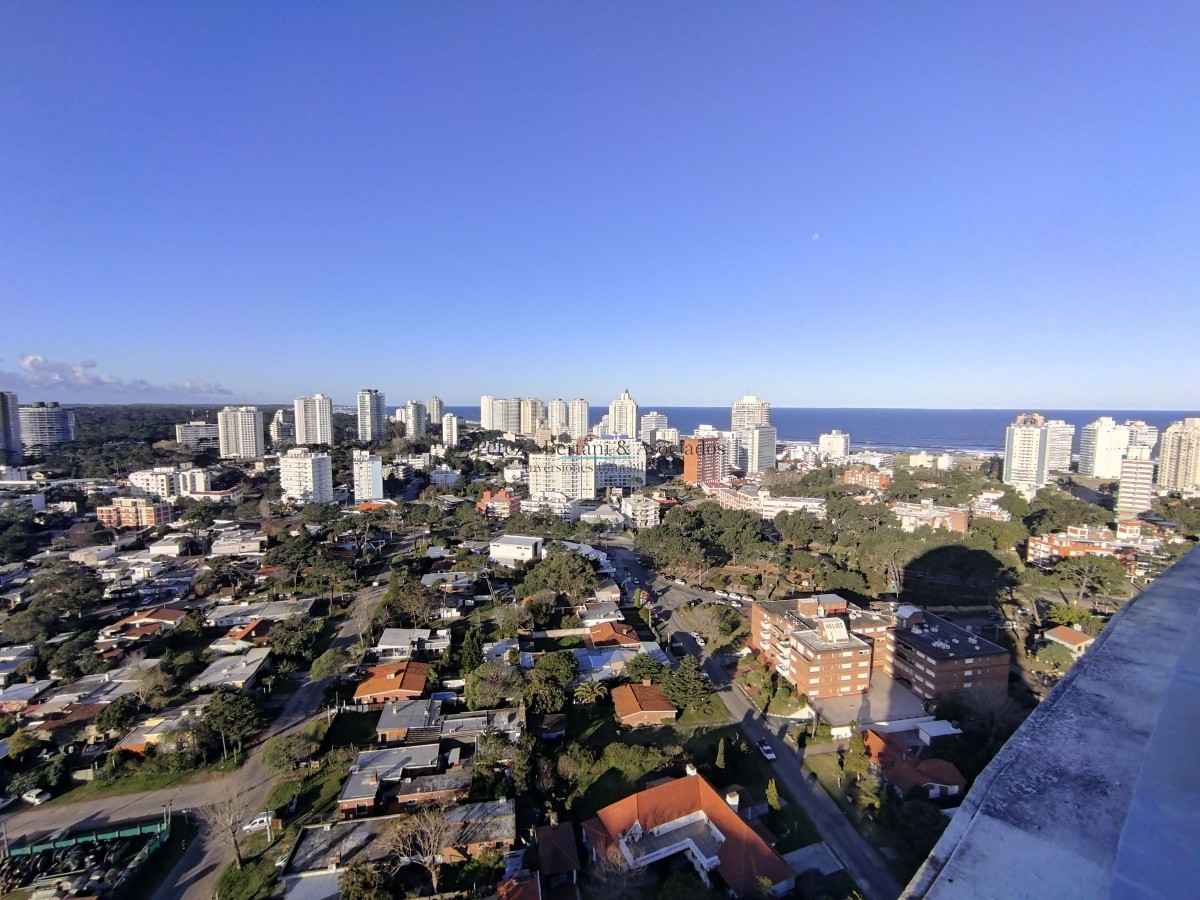 Apartamento ID.202 - VENTA DE HERMOSO PENTHOUSE DE 2 DORMITORIOS CON BAÑOS EN SUITE, HERMOSA VISTA MANSA Y BRAVA..