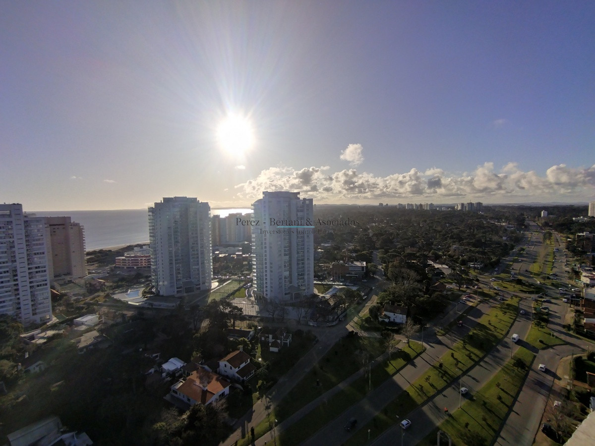 Apartamento ID.202 - VENTA DE HERMOSO PENTHOUSE DE 2 DORMITORIOS CON BAÑOS EN SUITE, HERMOSA VISTA MANSA Y BRAVA..
