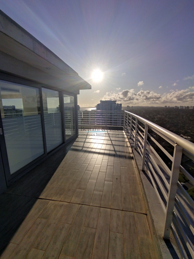 Apartamento ID.202 - VENTA DE HERMOSO PENTHOUSE DE 2 DORMITORIOS CON BAÑOS EN SUITE, HERMOSA VISTA MANSA Y BRAVA..