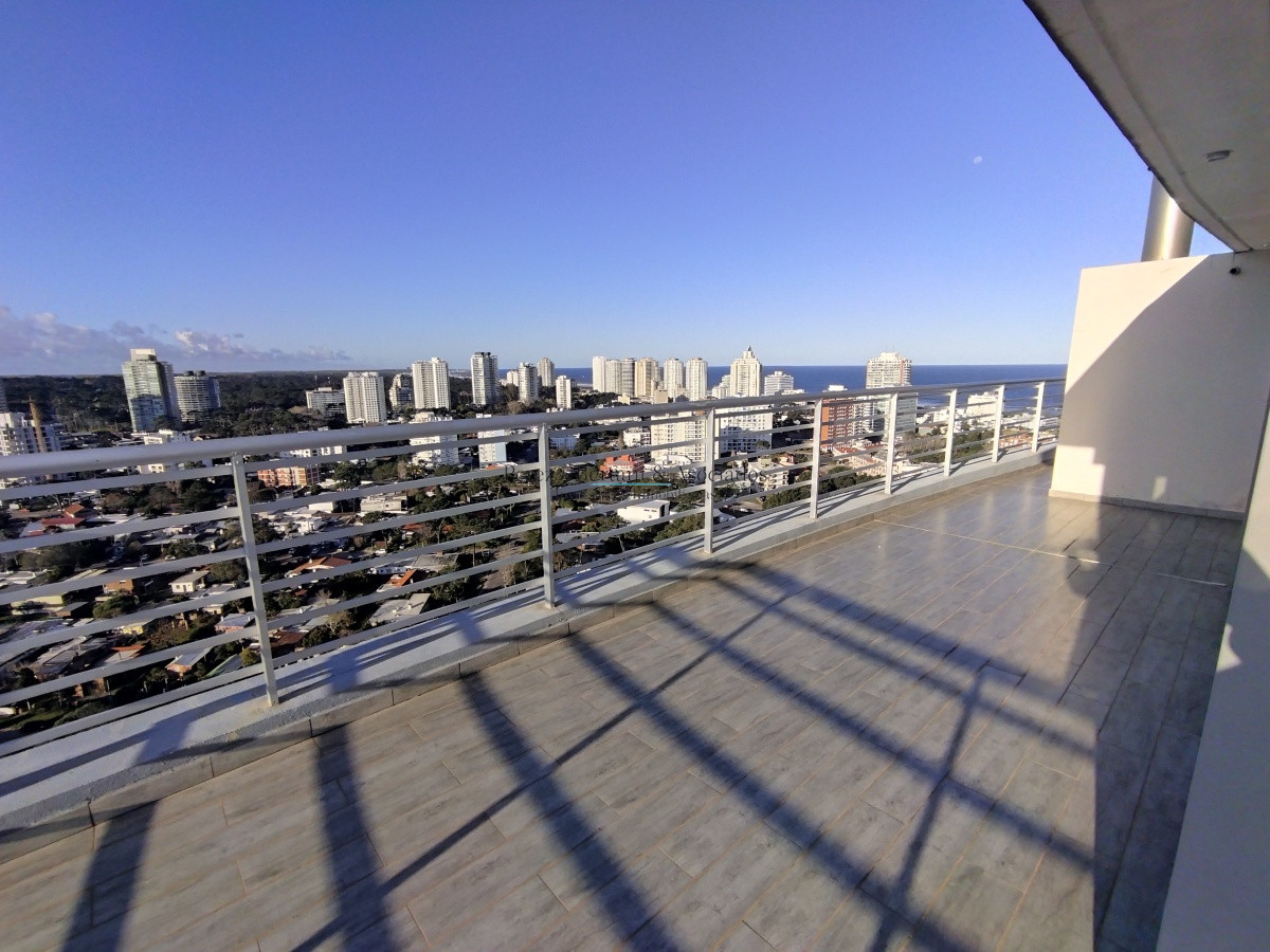 Apartamento ID.202 - VENTA DE HERMOSO PENTHOUSE DE 2 DORMITORIOS CON BAÑOS EN SUITE, HERMOSA VISTA MANSA Y BRAVA..