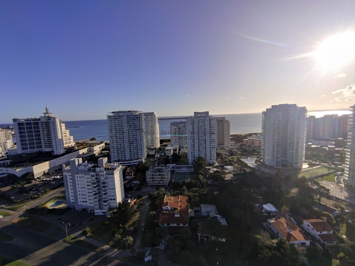 Apartamento ID.202 - VENTA DE HERMOSO PENTHOUSE DE 2 DORMITORIOS CON BAÑOS EN SUITE, HERMOSA VISTA MANSA Y BRAVA..