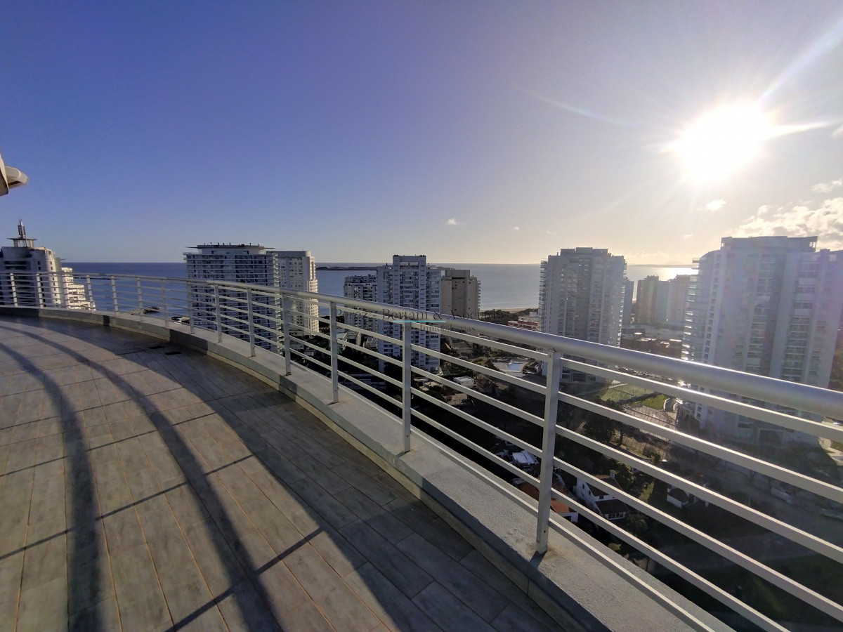 Apartamento ID.202 - VENTA DE HERMOSO PENTHOUSE DE 2 DORMITORIOS CON BAÑOS EN SUITE, HERMOSA VISTA MANSA Y BRAVA..