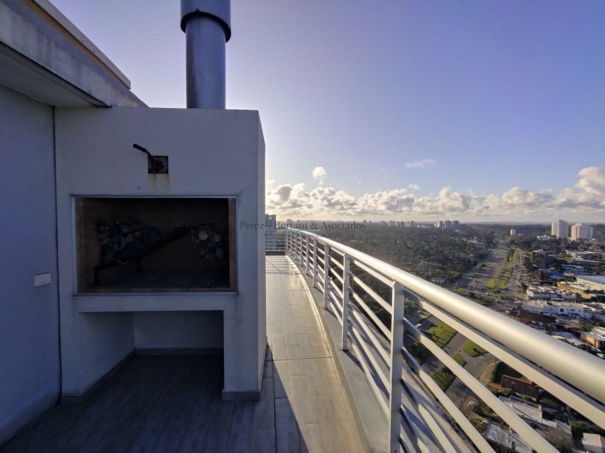 Apartamento ID.202 - VENTA DE HERMOSO PENTHOUSE DE 2 DORMITORIOS CON BAÑOS EN SUITE, HERMOSA VISTA MANSA Y BRAVA..