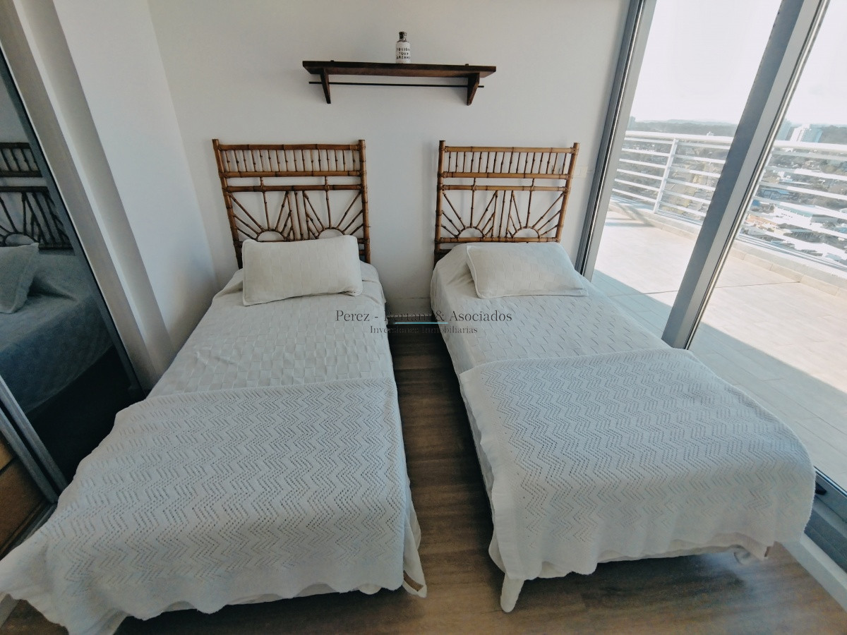 Apartamento ID.202 - VENTA DE HERMOSO PENTHOUSE DE 2 DORMITORIOS CON BAÑOS EN SUITE, HERMOSA VISTA MANSA Y BRAVA..