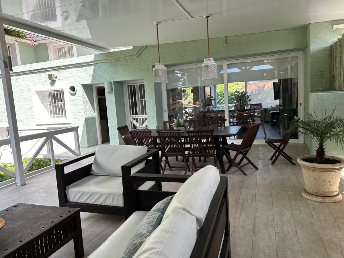 Casa ID.882 - Hermosa Casa en Playa Mansa consulte!!!!