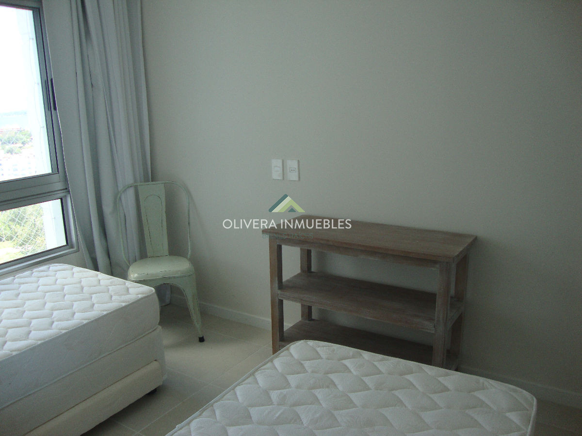 Apartamento ID.12232 - Apartamento de dos dormitorios en alquiler anual 