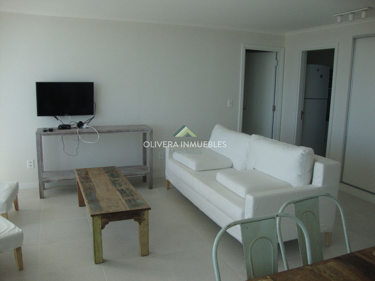 Apartamento ID.12232 - Apartamento de dos dormitorios en alquiler anual 