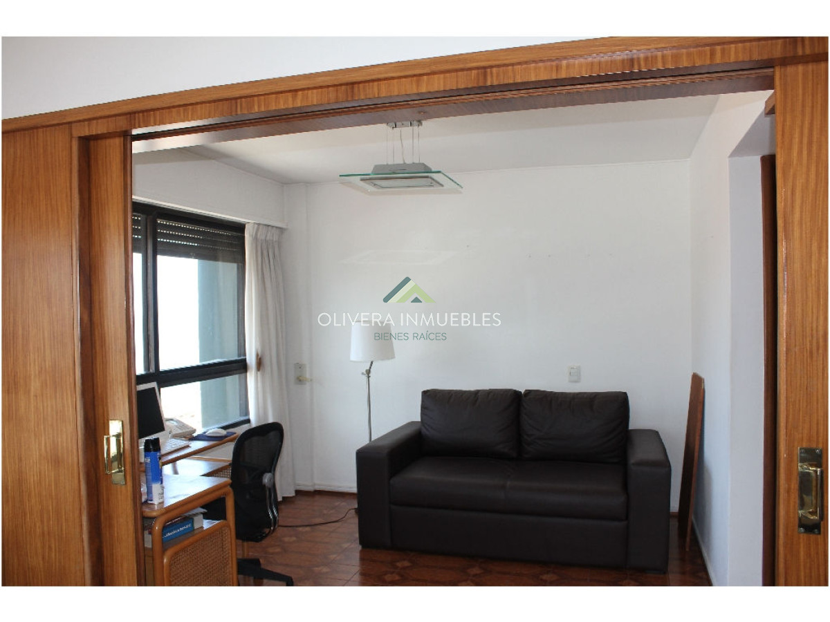 Apartamento ID.12686 - Apartamento en venta de 3 dormitorios en Peninsula, Punta del Este