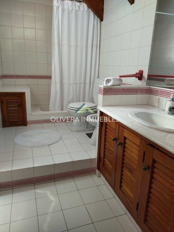 Casa ID.12352 - Casa en venta de 5 dormitorios en Playa Mansa, Punta del Este