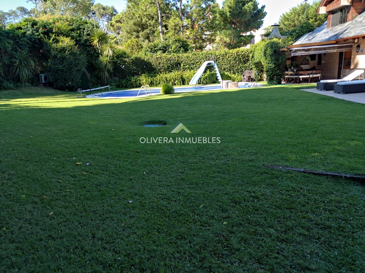 Casa ID.12352 - Casa en venta de 5 dormitorios en Playa Mansa, Punta del Este