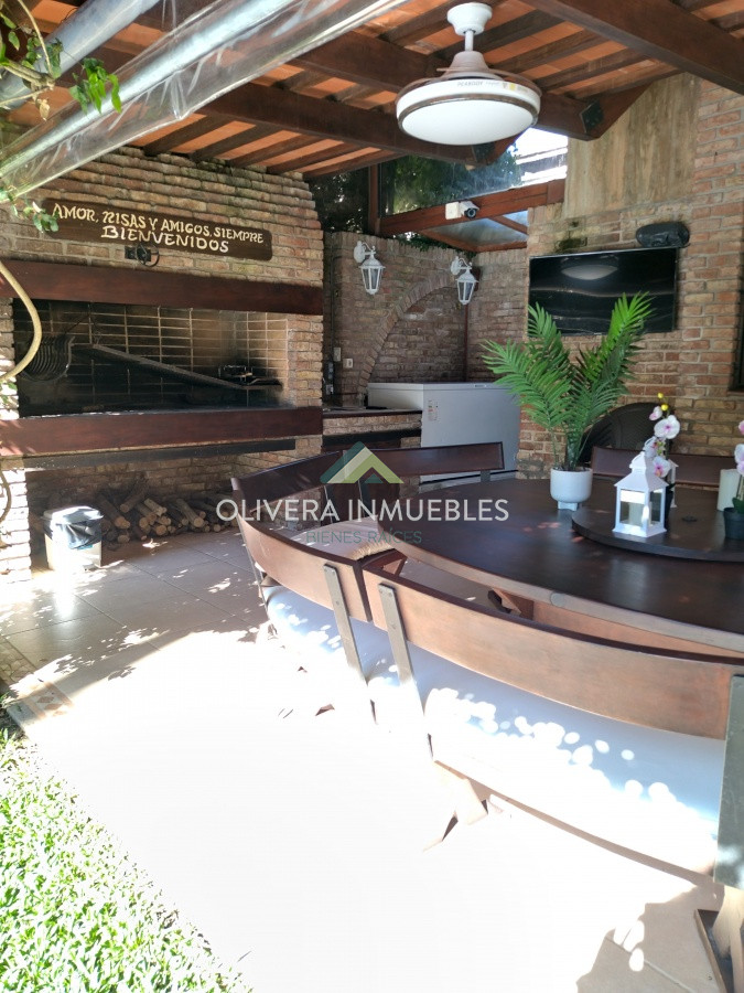 Casa ID.12352 - Casa en venta de 5 dormitorios en Playa Mansa, Punta del Este