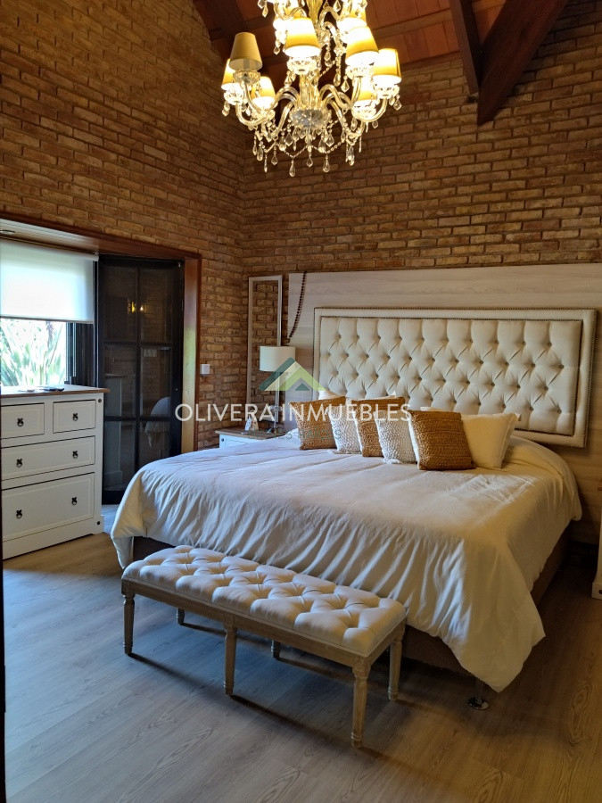 Casa ID.12352 - Casa en venta de 5 dormitorios en Playa Mansa, Punta del Este
