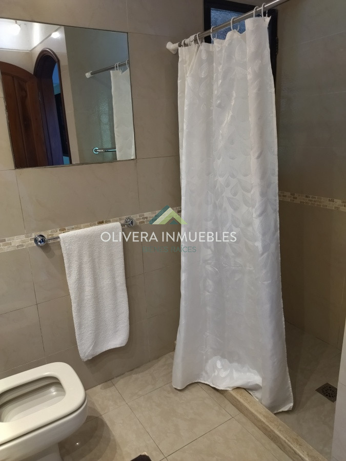 Casa ID.12352 - Casa en venta de 5 dormitorios en Playa Mansa, Punta del Este